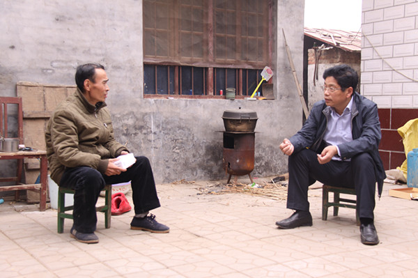 4月12日,县委副书记孙文标到寺庄乡苏岳村,分