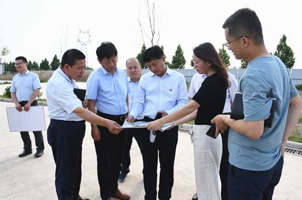 曹县长调研脱贫攻坚